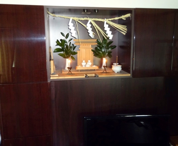 iさんのテレビボードに設けられた、埋め込み式神棚